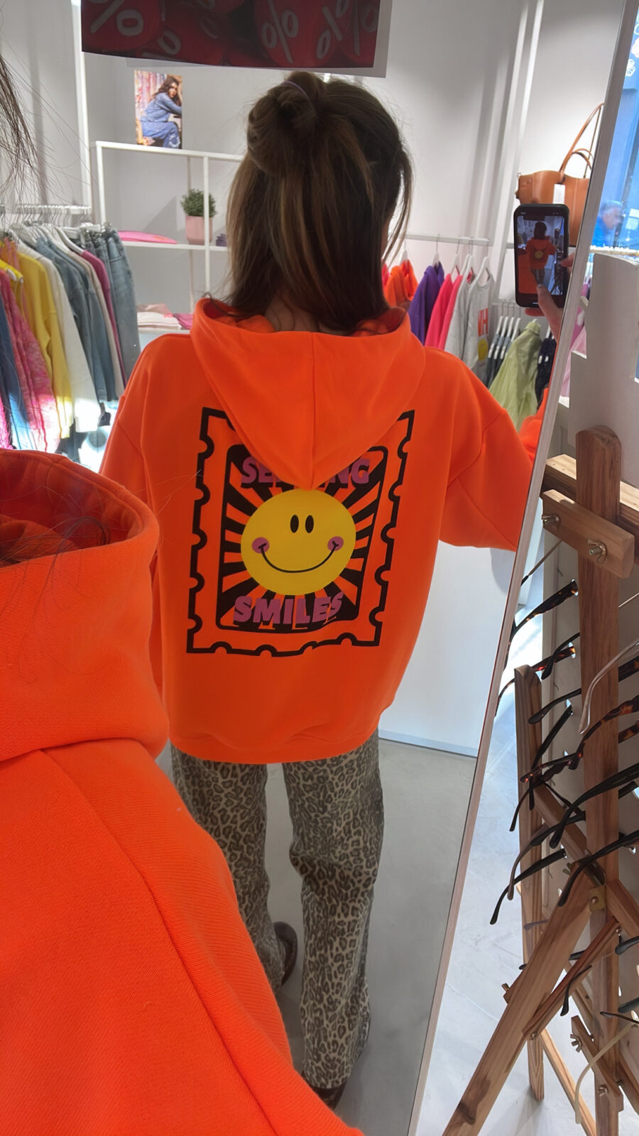 Hoodie SENDING SMILES – Bild 5