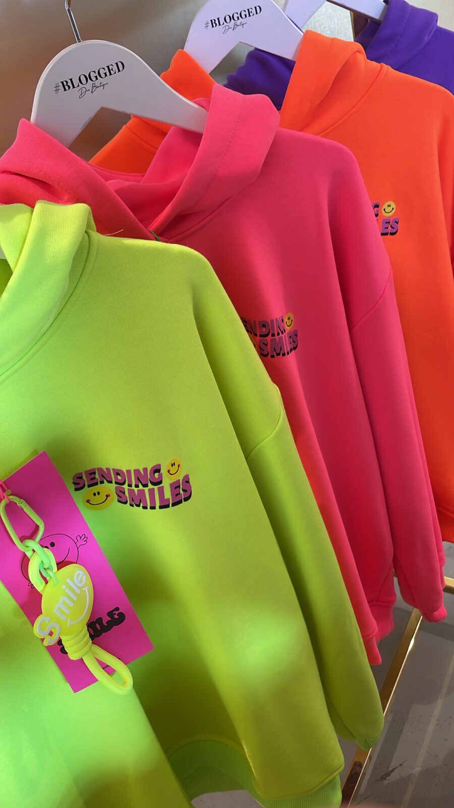 Hoodie SENDING SMILES – Bild 10
